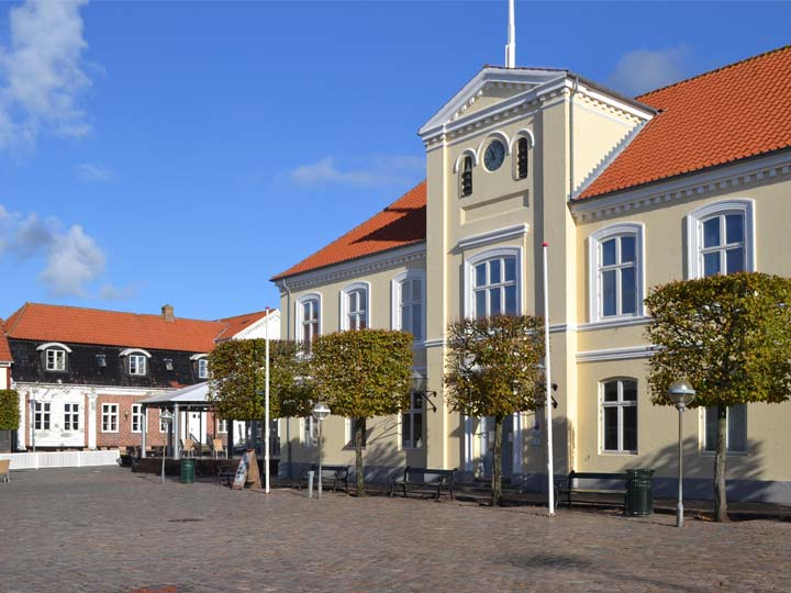 Gardin-nyt har siden starten i 1983 haft adresse i Algade, midt i Ringkøbings hyggelige gamle bymidte